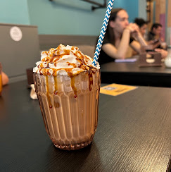 Bebida fría con nata y sirope