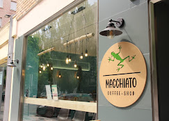 Fachada y rótulo de Macchiato Coffee Shop